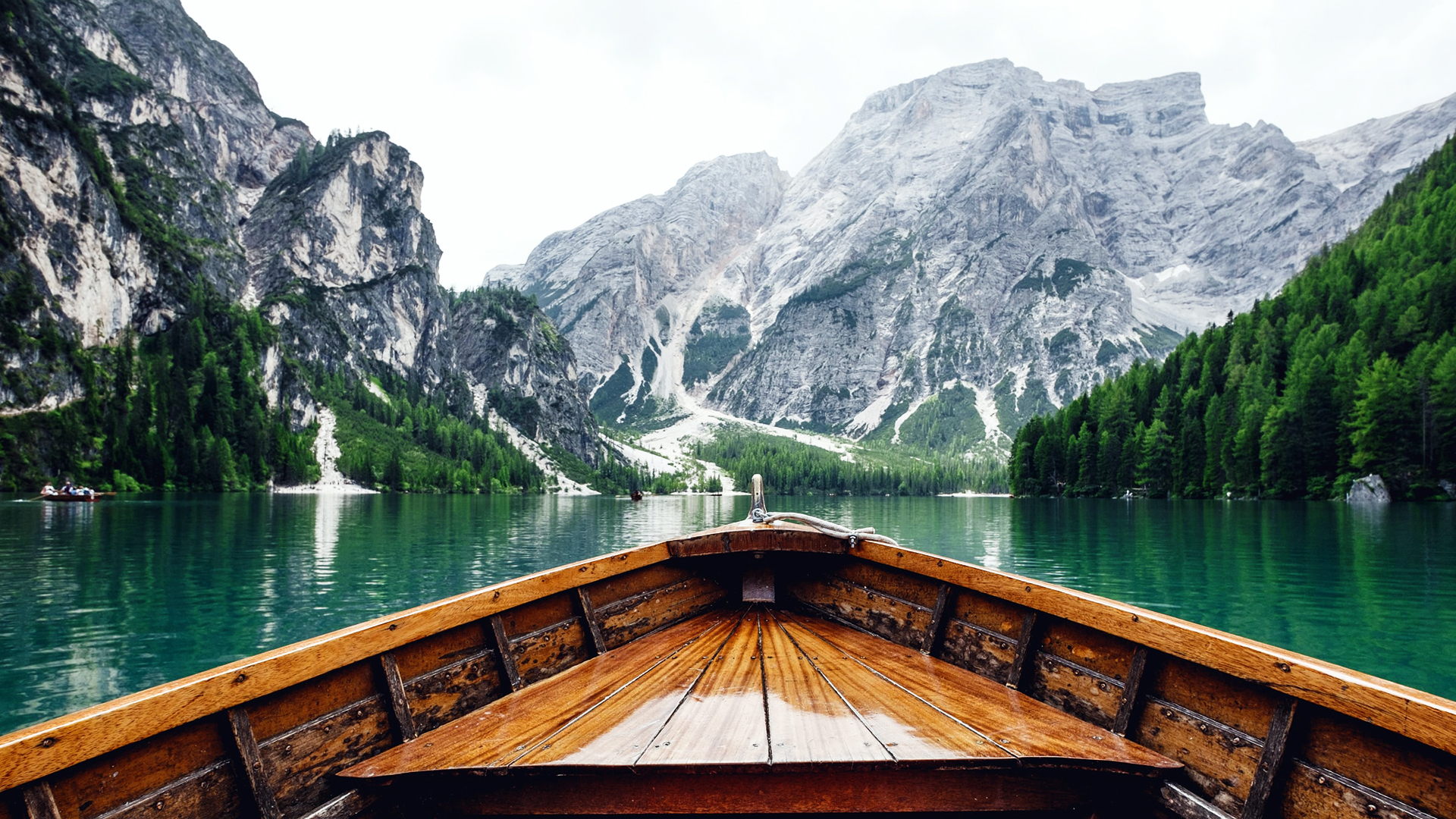 Barco no Lago di Braies. Fundo virtual gratuito para Zoom, Microsoft Teams, Skype, Google Meet e WebEx ou qualquer outra aplicação compatível.