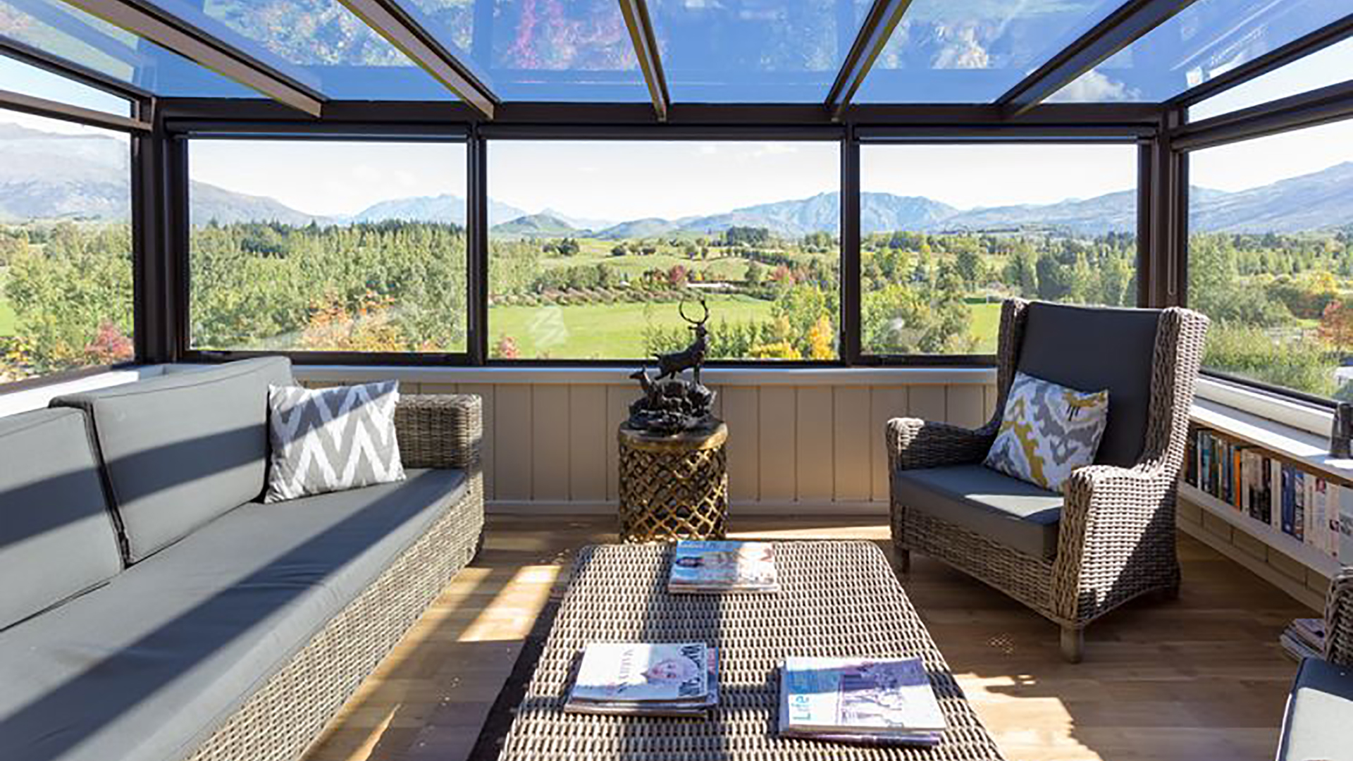 Casa con vista al campo en Nueva Zelanda. Fondo virtual gratuito para Zoom, Microsoft Teams, Skype, Google Meet, WebEx o cualquier otra aplicación compatible.