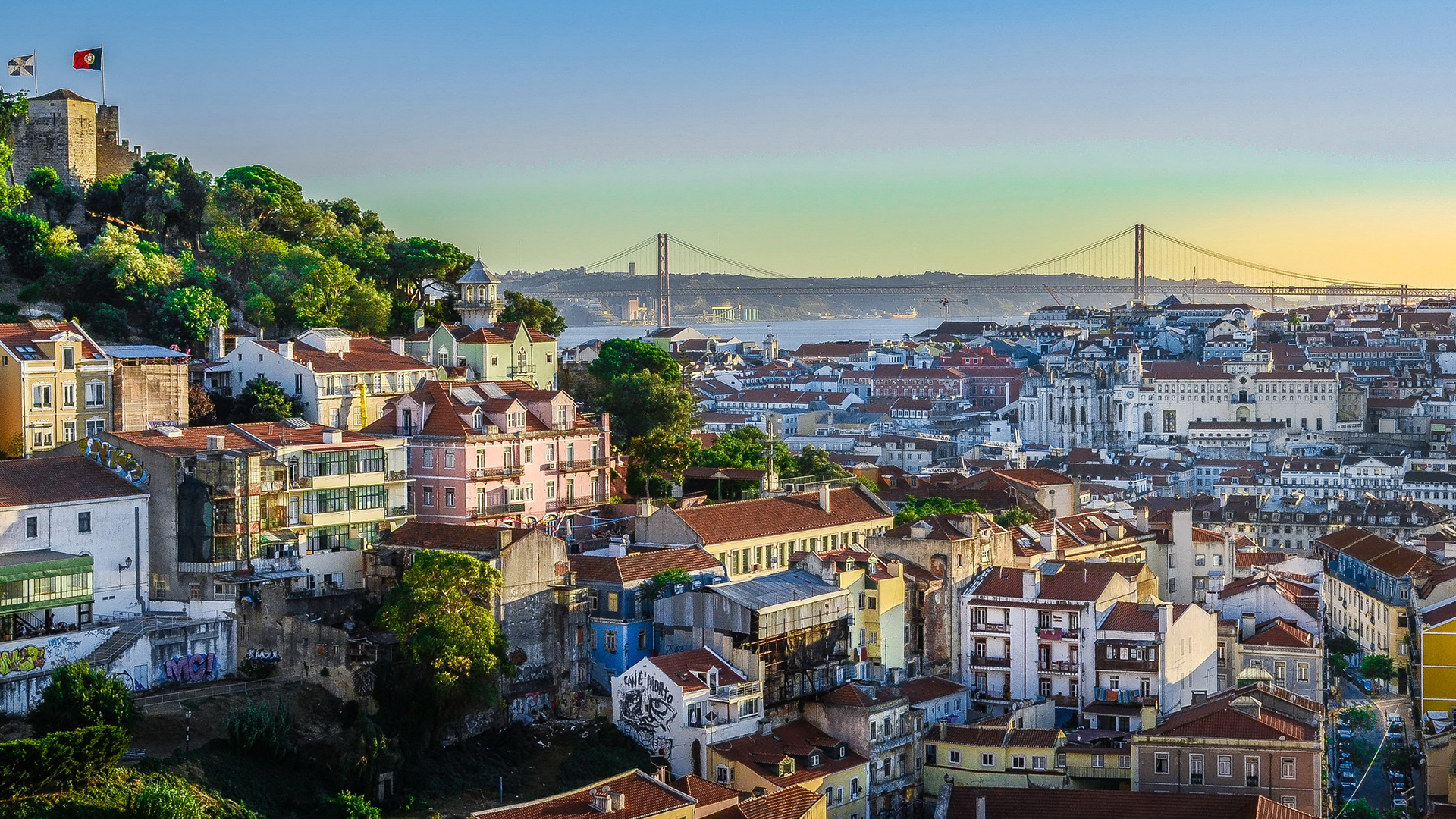 Vista sobre Lisboa. Fundo virtual gratuito para Zoom, Microsoft Teams, Skype, Google Meet e WebEx ou qualquer outra aplicação compatível.