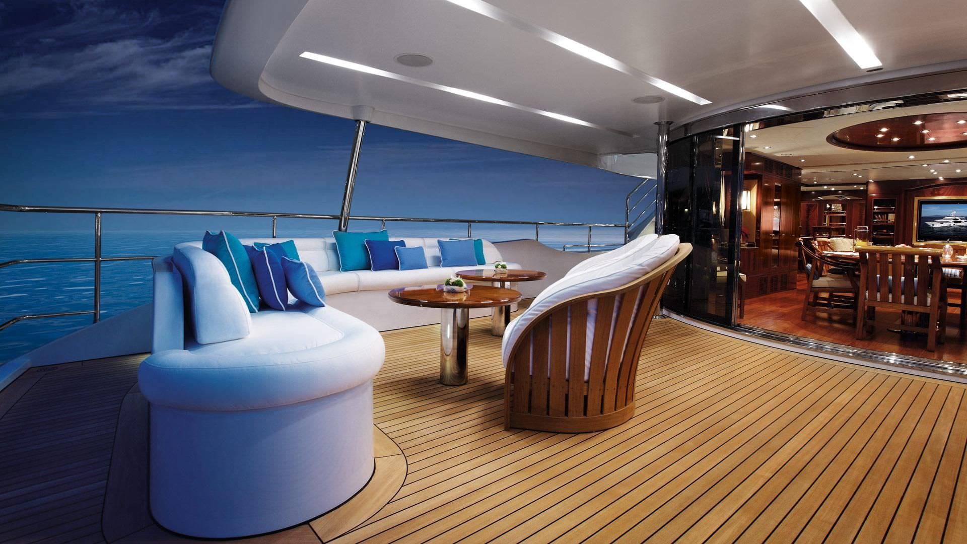 Hãy nhìn thấy thế giới từ quan điểm khác biệt với tầm nhìn từ yacht deck. Với không gian mở rộng, tầm nhìn xa tít tắp và cảm giác tự do, bạn sẽ tìm thấy sự thư thái và thoải mái mà chưa từng có. 