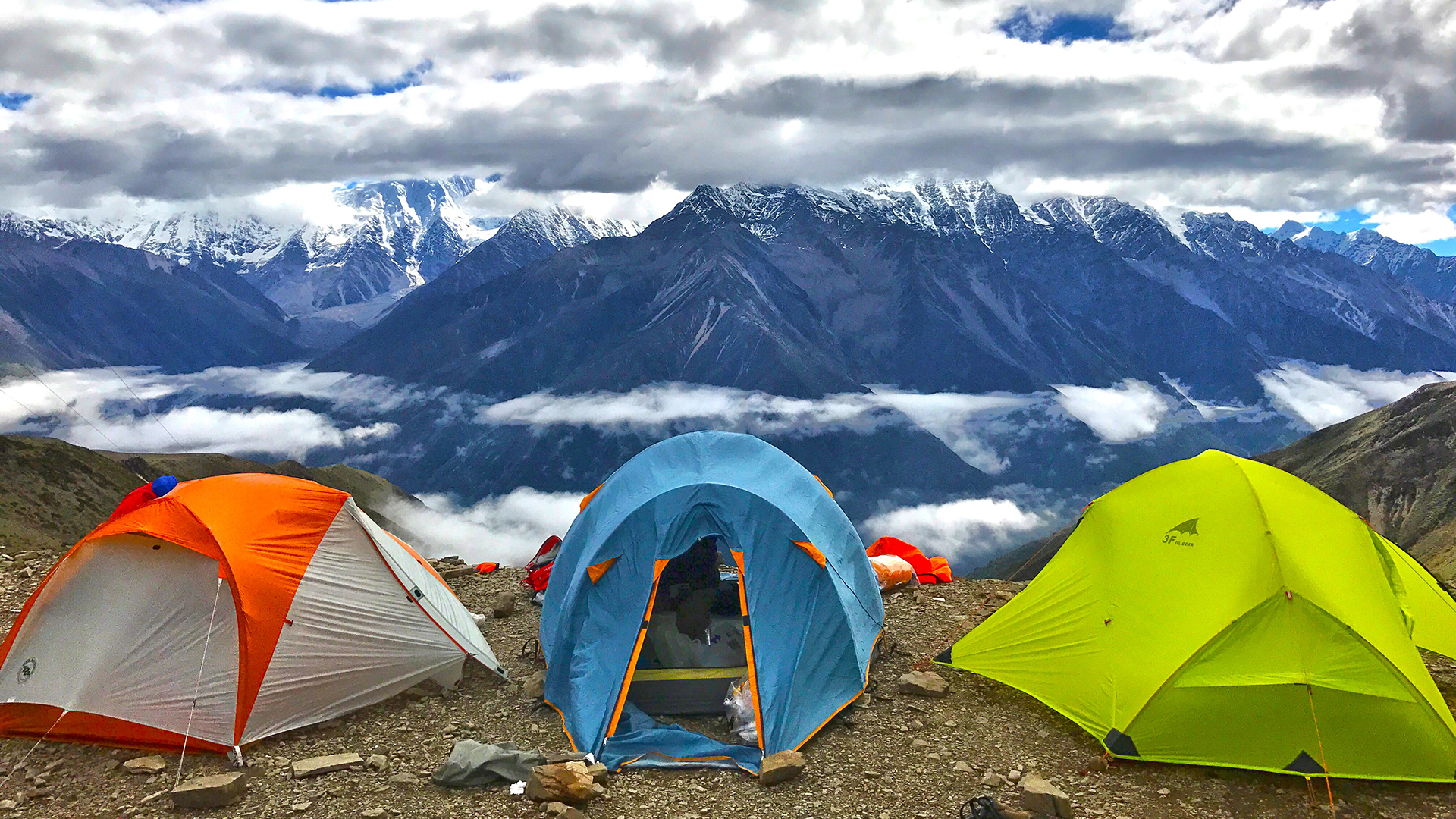 Acampamento junto ao Mount Gongga. Fundo virtual gratuito para Zoom, Microsoft Teams, Skype, Google Meet e WebEx ou qualquer outra aplicação compatível.