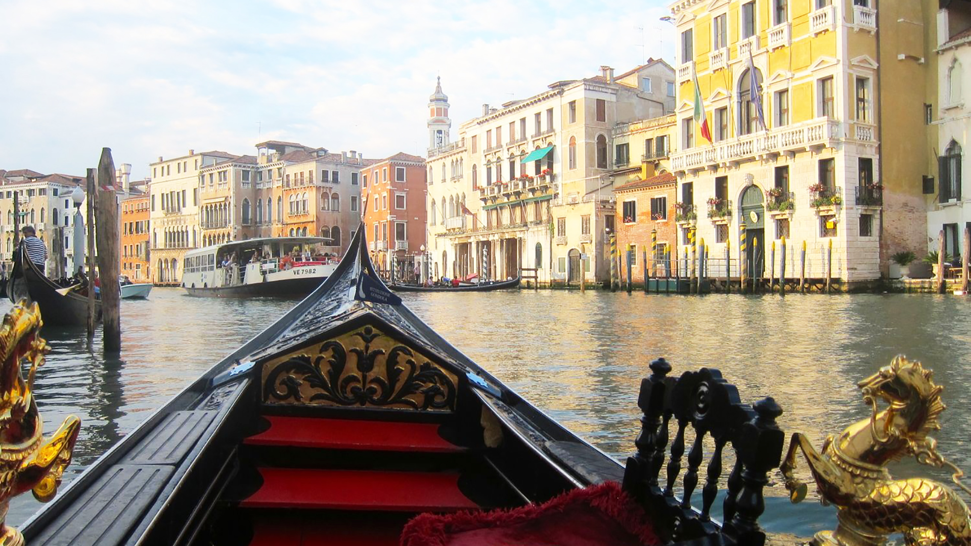 Paseo en góndola por Venecia. Fondo virtual gratuito para Zoom, Microsoft Teams, Skype, Google Meet, WebEx o cualquier otra aplicación compatible.