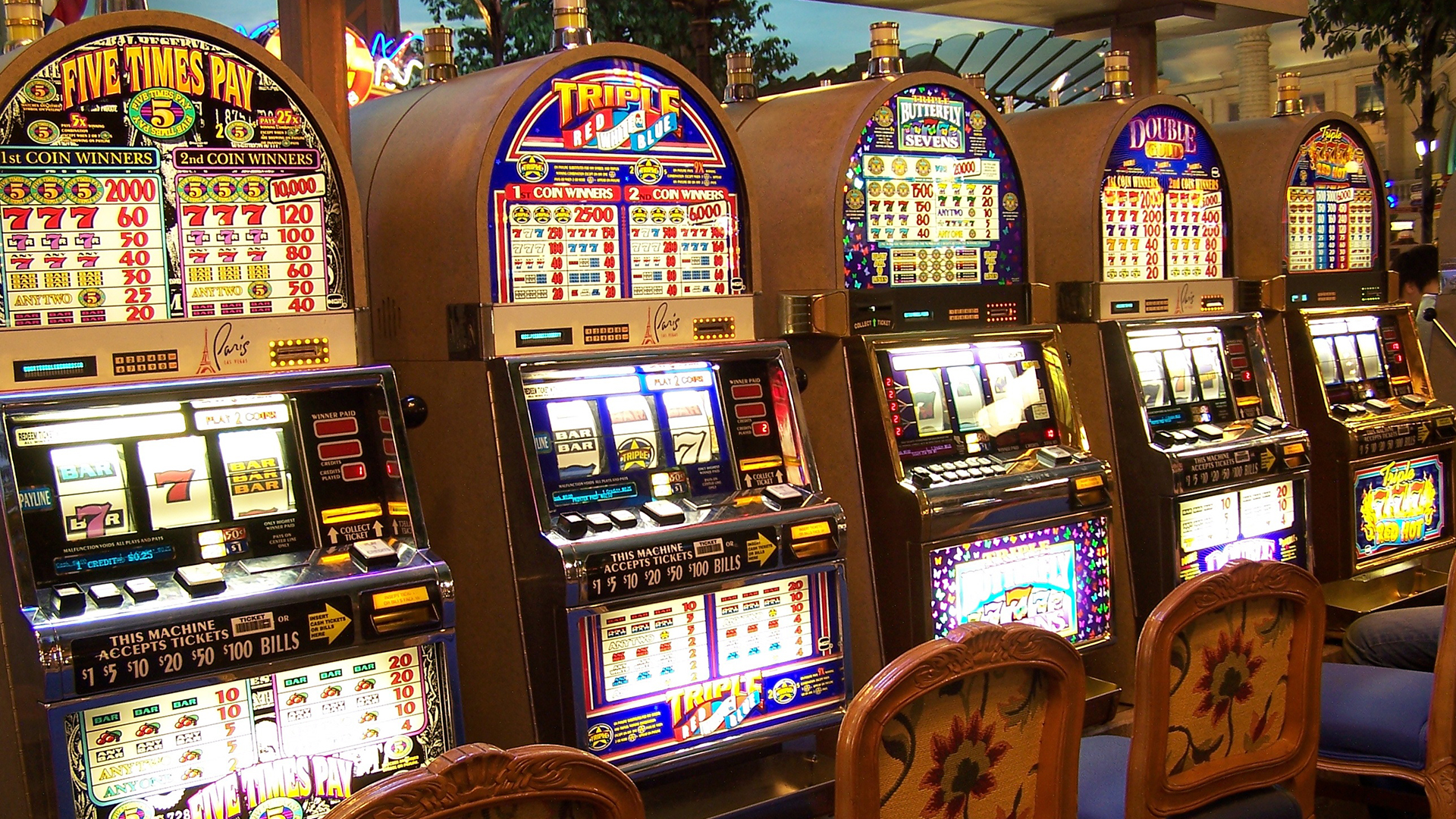 Slot machines num casino. Fundo virtual gratuito para Zoom, Microsoft Teams, Skype, Google Meet e WebEx ou qualquer outra aplicação compatível.