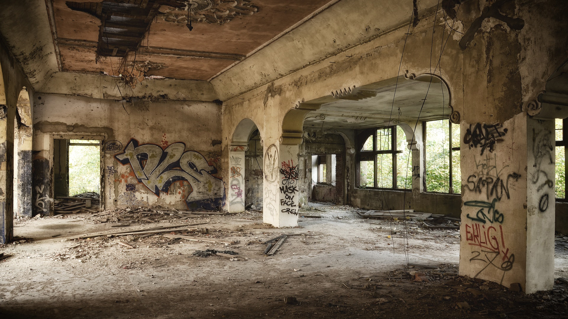 Interior de um edifício abandonado. Fundo virtual gratuito para Zoom, Microsoft Teams, Skype, Google Meet e WebEx ou qualquer outra aplicação compatível.