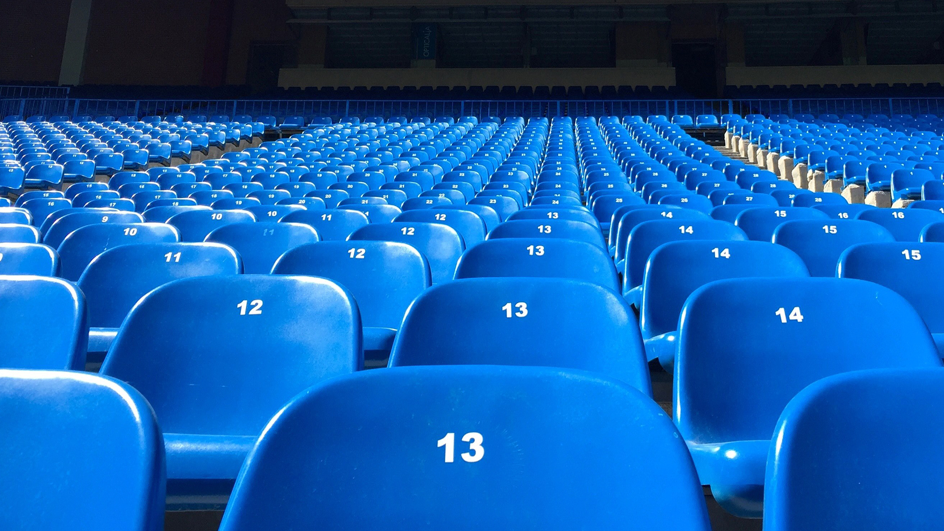 Cadeiras azuis num estádio. Fundo virtual gratuito para Zoom, Microsoft Teams, Skype, Google Meet e WebEx ou qualquer outra aplicação compatível.