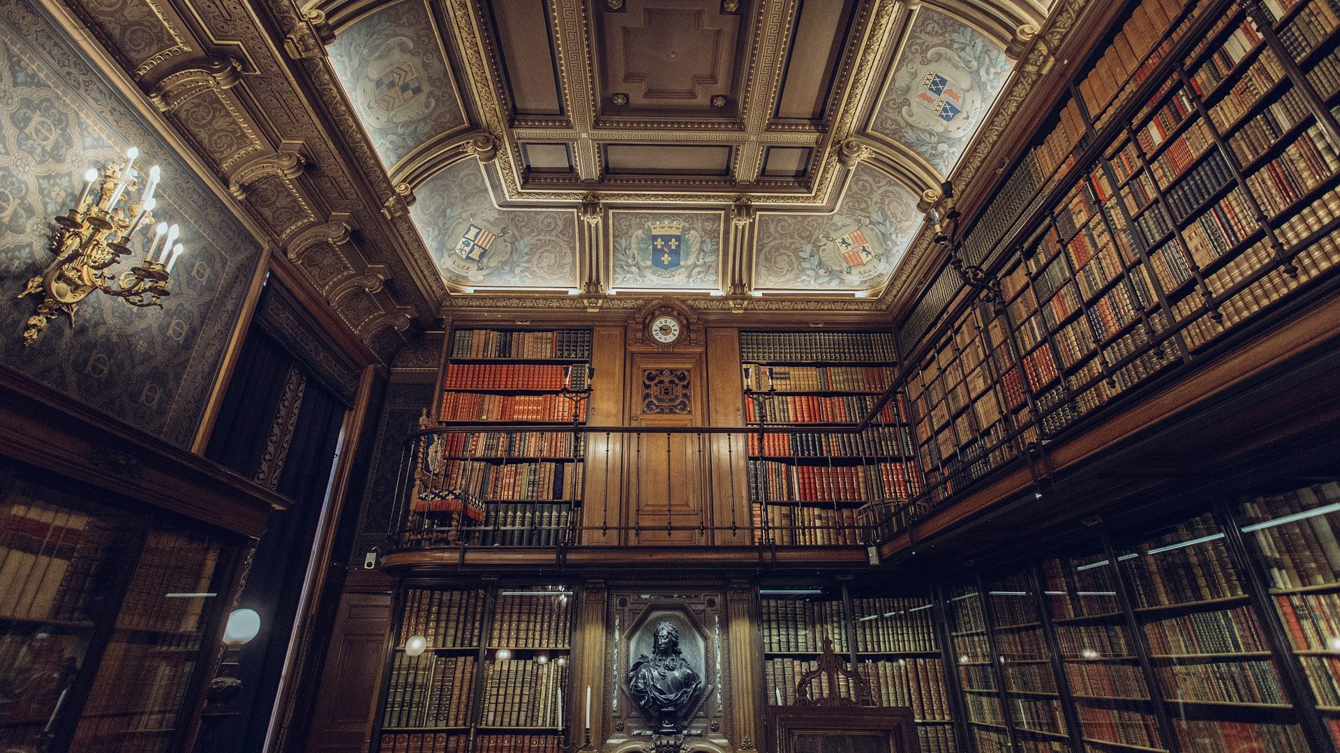 Biblioteca antigua. Fondo virtual gratuito para Zoom, Microsoft Teams, Skype, Google Meet, WebEx o cualquier otra aplicación compatible.