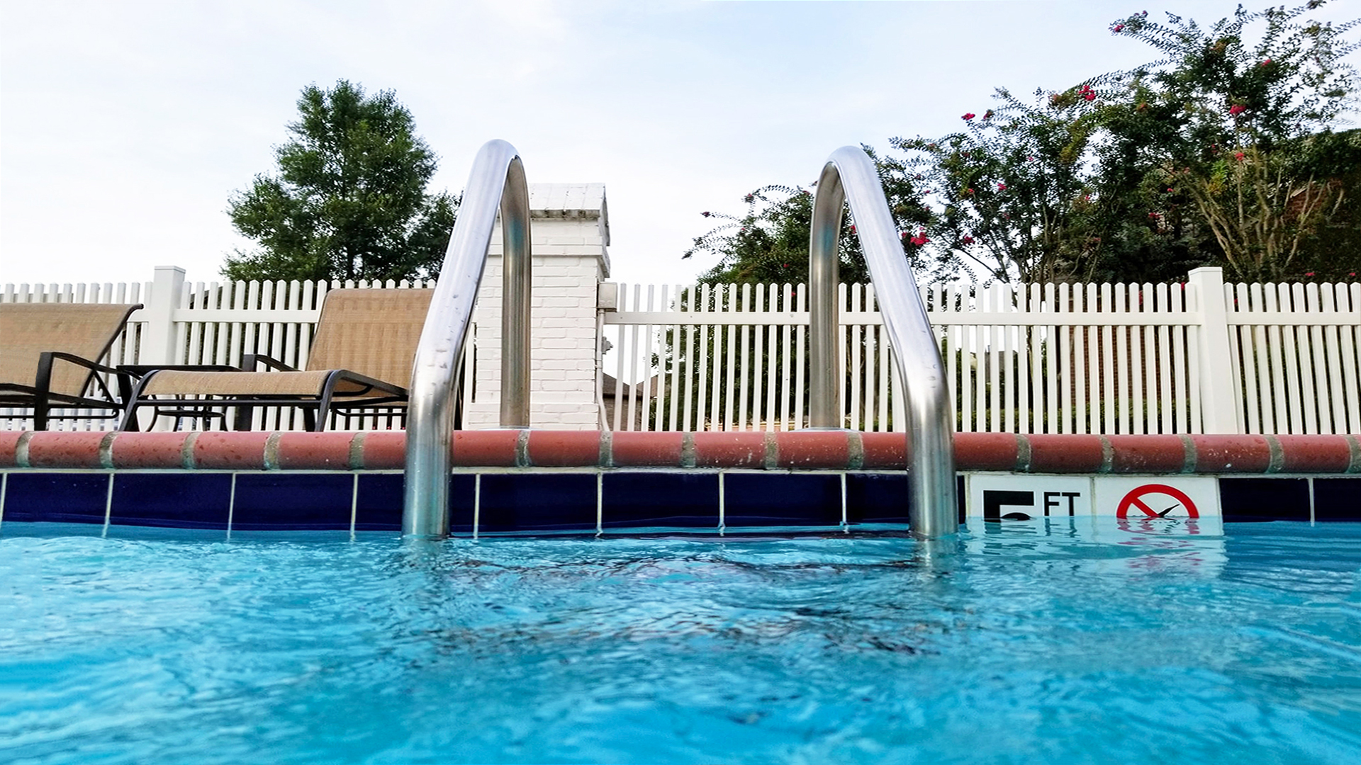 Nadar na piscina. Fundo virtual gratuito para Zoom, Microsoft Teams, Skype, Google Meet e WebEx ou qualquer outra aplicação compatível.