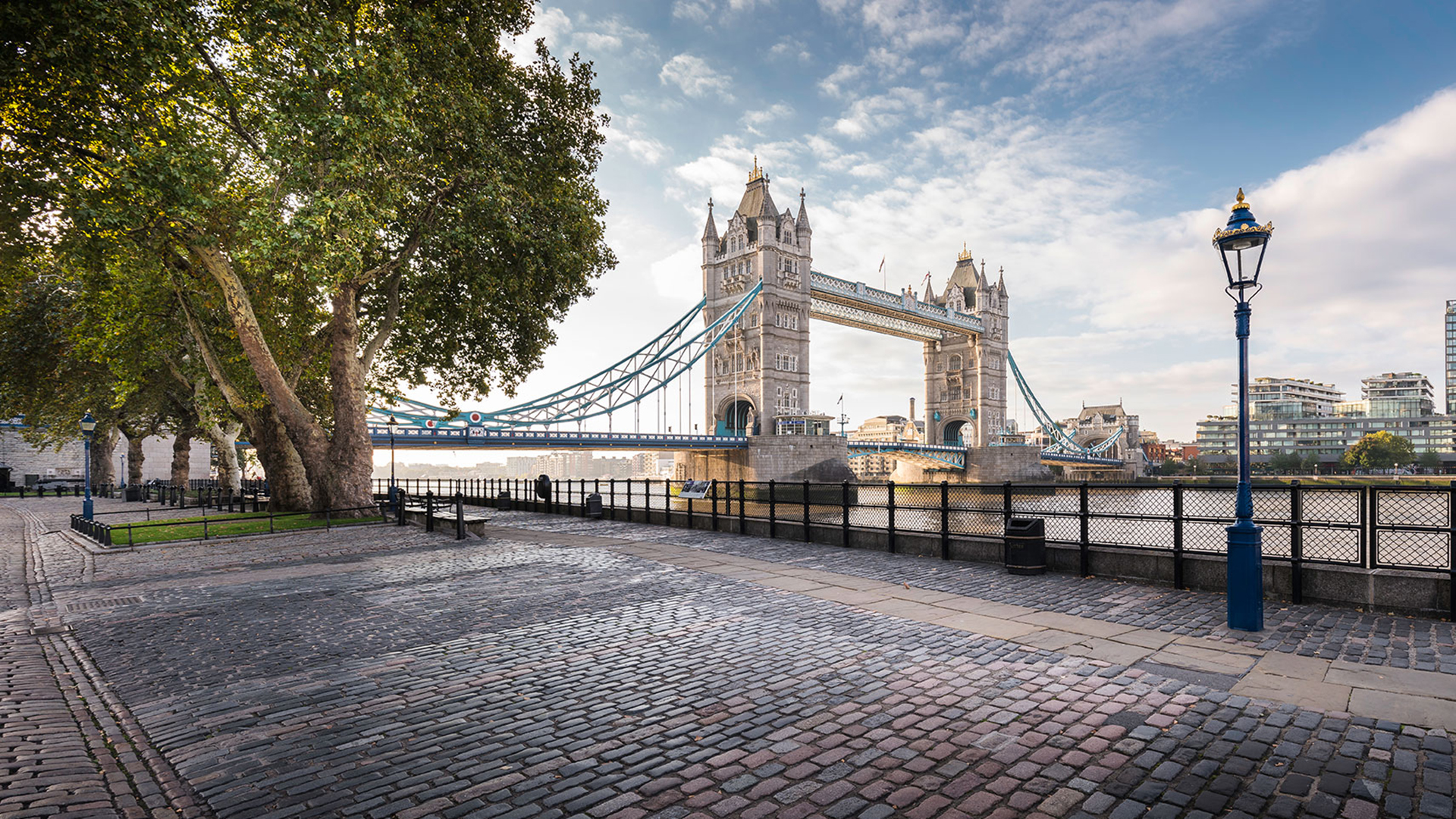 Tower Bridge vista da Torre de Londres. Fundo virtual gratuito para Zoom, Microsoft Teams, Skype, Google Meet e WebEx ou qualquer outra aplicação compatível.